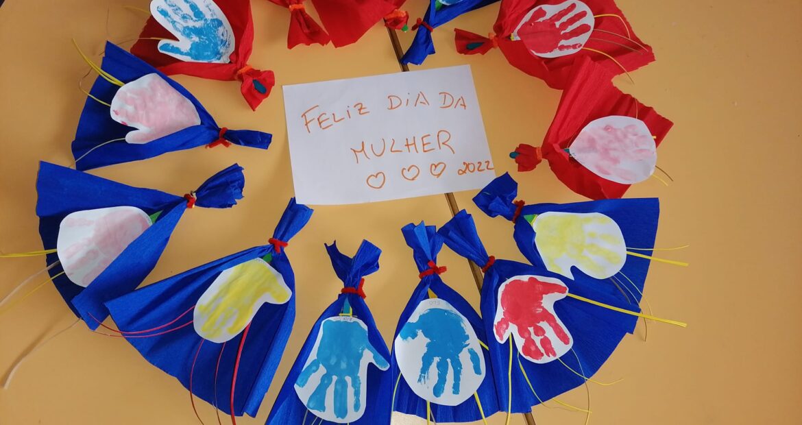 O trabalho de homenagem dos alunos do 4º ano e dos alunos da Creche ao Dia da Mulher!